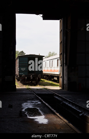 Un vieux wagon à l'extérieur d'un ancien garage en Autriche Banque D'Images