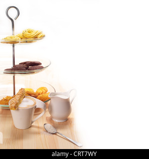 Le petit-déjeuner avec du café et des articles de boulangerie sur une table en pin naturel Banque D'Images