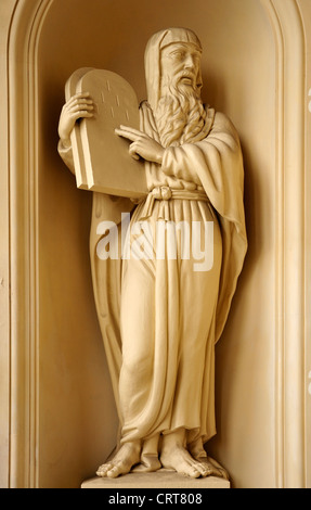 Berlin, Allemagne. Franzosischer Dom / Cathédrale française de Gendarmenmarkt. Statue à l'extérieur - Moïse avec les Dix Commandements Banque D'Images