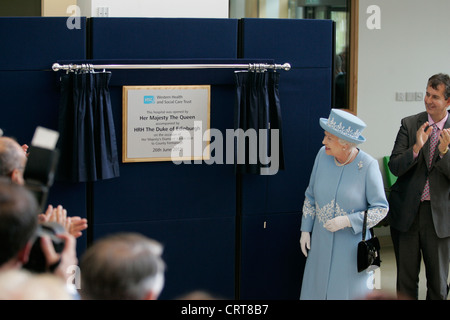 Sa Majesté La Reine dévoile la plaque, à l'ouverture officielle du nouveau sud-ouest de l'hôpital aigu à Enniskillen Banque D'Images