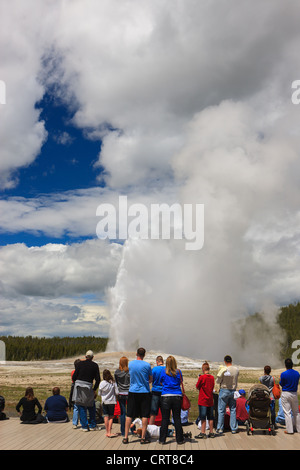 Regarder les gens vieux geyser fidèle dans le Parc National de Yellowstone, Wyoming, USA Banque D'Images