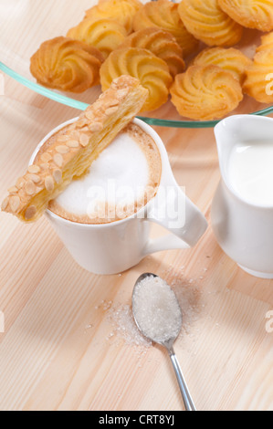Le petit-déjeuner avec du café et des articles de boulangerie sur une table en pin naturel Banque D'Images