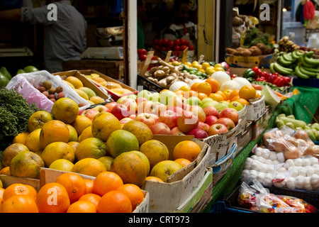 Sur l'affichage à l'extérieur de fruits un magasin à Brixton Village, marché de Brixton Banque D'Images