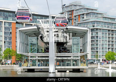 La plate-forme d'embarquement & Emirates Air Line parrainé cable car crossing cabine Tamise jusqu'à Greenwich Peninsula appartement moderne au-delà des blocs England UK Banque D'Images