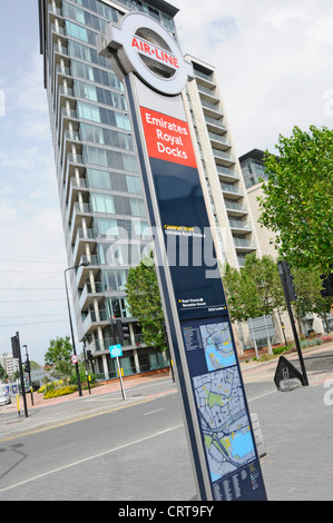 Signe lisible parrainé Emirates Air Line service téléphérique traversant la Tamise entre la péninsule de Greenwich et Royal Docks Banque D'Images