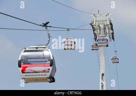 Parrainé par Emirates Air Line service téléphérique traversant la Tamise entre la péninsule de Greenwich et Royal Docks Banque D'Images