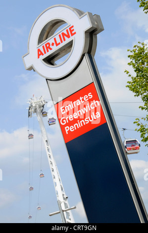 Parrainé par Emirates Air Line service téléphérique traversant la Tamise entre la péninsule de Greenwich et Royal Docks Banque D'Images