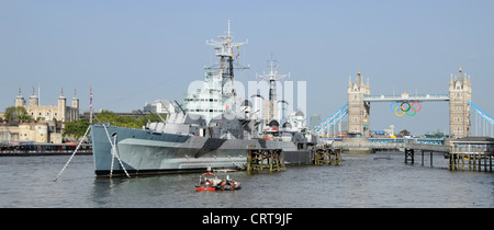 Le HMS Belfast et anneaux olympiques sur Tower Bridge Banque D'Images