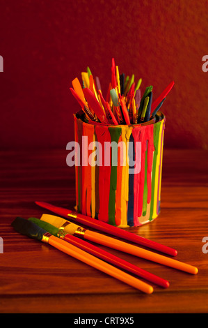 Pinceaux dans un pot de peinture sur 24 still life Banque D'Images