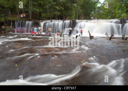 Les chutes supérieures Kulen Falls sont un lieu de baignade populaire surtout les jours de festival. Parc National de Phnom Kulen. Cambodge Banque D'Images