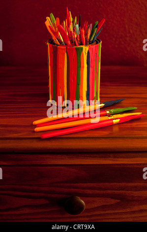 Pinceaux dans un pot de peinture sur 24 still life studio image Banque D'Images