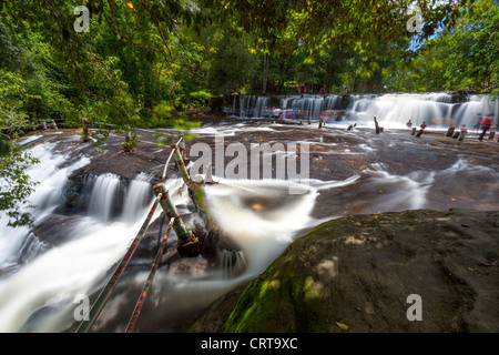 Les chutes supérieures Kulen Falls sont un lieu de baignade populaire surtout les jours de festival. Parc National de Phnom Kulen. Cambodge Banque D'Images