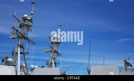 Profil supérieur de la partie de la plate-forme d'une coupe de la marine avec radar et d'armes à feu contre le ciel bleu Banque D'Images