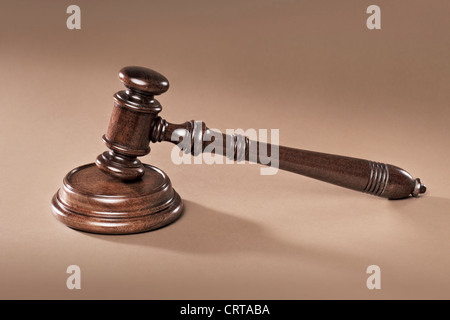 Un wooden gavel en acajou avec son bloc. Banque D'Images