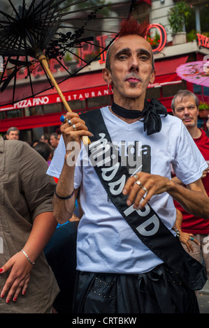 Paris, France. Act Up-paris, les militants du vih/SIDA défilent dans la gay Pride (LGBT) (Fred navarro, ex-président) en robe, « miss PD » maquillage, personnes âgées, visage du VIH Banque D'Images