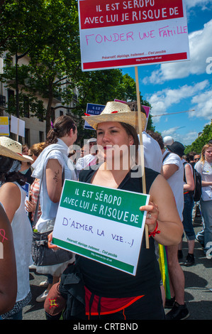 Paris, France, participants, Portrait, femme portant des signes de protestation contre la discrimination à l'égard du VIH dans la gay Pride (LGBT) Banque D'Images