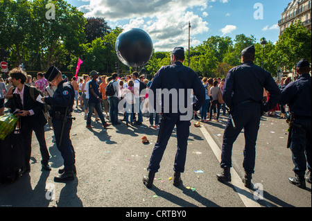 Paris, France, police, Act UP Groupe de Paris lutte contre le sida, marchant derrière la ligne de police aux forces de sécurité de la Marche de la fierté gay (LGBT), lutte pour les droits des gays Banque D'Images