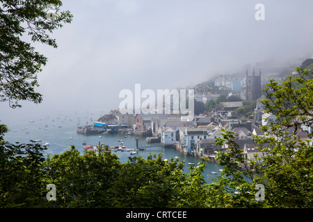 Fowey ville et rivière couverte par le brouillard sur une journée ensoleillée. Prises de la salle de marche à côté de Bodinnick Banque D'Images