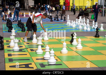 Personnes jouant aux échecs géants à la place Émilie-Gamelin, Montréal, Québec Banque D'Images
