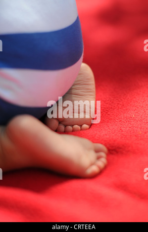 Un bébé de 8 mois la plante des pieds. Banque D'Images