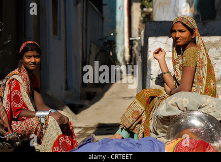 Deux femmes le soleil brille, à Udaipur, Inde. Banque D'Images