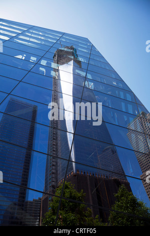 La tour de la liberté presque fini à New York, Manhattan. En construction à Ground Zero en face reflected in glass Banque D'Images
