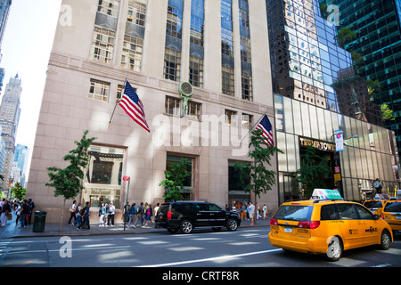 Boutique de bijoux Tiffany & Co à New York City Fifth Avenue entrée emplacement & Trump Tower à côté Banque D'Images