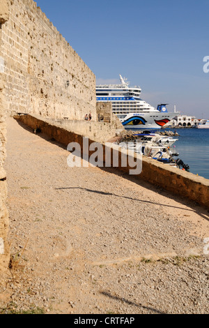 Le navire de croisière Aida Diva amarrés dans le port de Rhodes en Grèce Banque D'Images