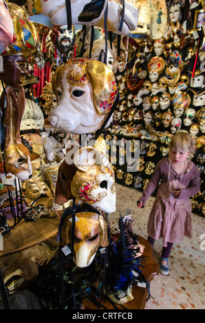 Les masques de carnaval à vendre Venise (Venezia) Vénétie Italie Europe Banque D'Images