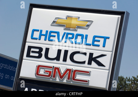 Cheverolet, Buick, GMC affiche à l'extérieur de l'agence de voiture. Banque D'Images