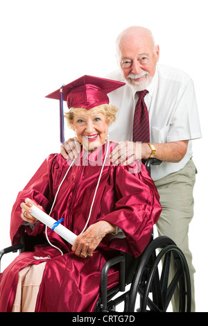 Senior woman in wheelchair diplômés avec l'aide de son mari aidant. Isolé sur blanc. Banque D'Images