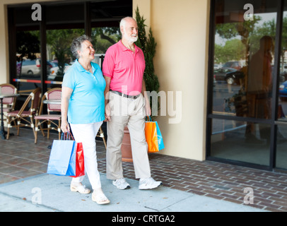 Senior couple shopping ensemble à un centre commercial extérieur. Banque D'Images