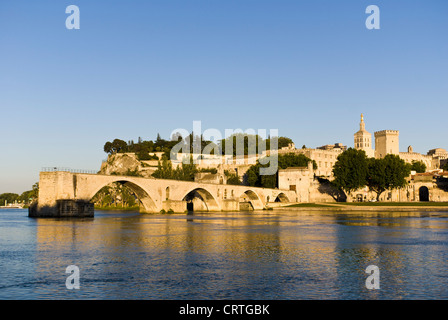 Le Pont Saint-Bénezet, aussi connu sous le pont d'Avignon, est un célèbre pont médiéval à Avignon, dans le sud de la France. Banque D'Images