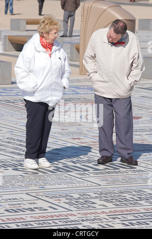 L'homme et la femme à la comédie au tapis sur la promenade de Blackpool. Banque D'Images