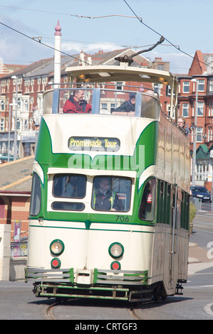 Open top 706 tramway grimpe Gynn Hill en Côte-Nord, Blackpool Banque D'Images