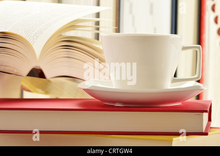 La composition avec pile de livres et tasse de café Banque D'Images