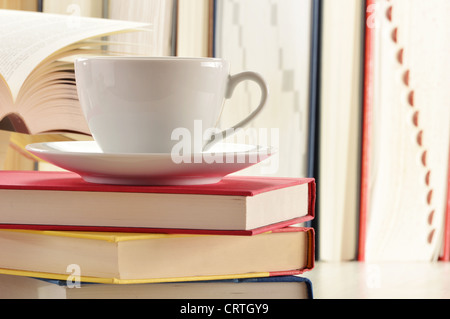 La composition avec pile de livres et tasse de café Banque D'Images