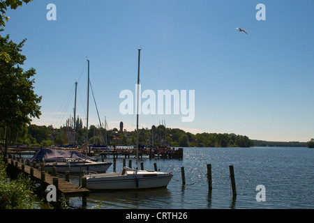 Bateaux amarrés sur le Plönsee Großer du Strandweg à Plön. Banque D'Images