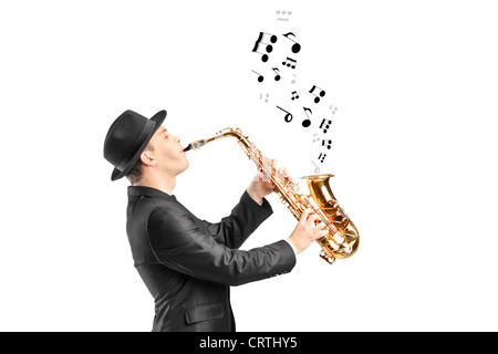 Un homme jouant au saxophone et notes sortant isolés contre background Banque D'Images