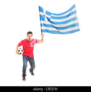 Portrait d'un ventilateur euphorique tenant une balle et le drapeau de la Grèce isolé sur fond blanc Banque D'Images