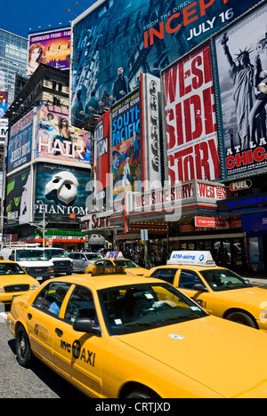 Times Square New York taxi jaune, New York Broadway Theatre de jour les panneaux publicitaires et les taxis jaunes Banque D'Images