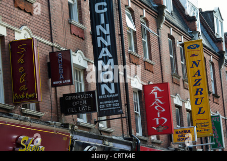 Brick Lane restaurant signes. Londres, Angleterre Banque D'Images