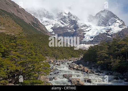 La vue vers le haut de la vallée Frances à grande Paine, le plus haut sommet de l'Torres del Paine Banque D'Images