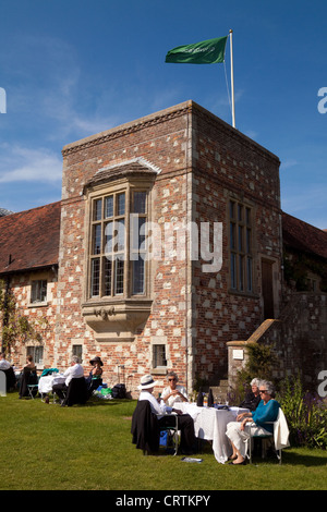 Les personnes ayant un pique-nique sur le gazon à l'opéra de Glyndebourne Festival, Lewes, dans le Sussex UK Banque D'Images