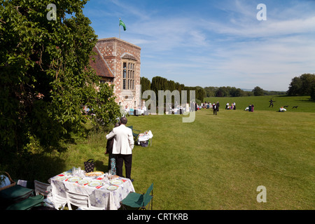 Les personnes ayant un pique-nique sur le gazon à l'opéra de Glyndebourne Festival, Lewes, dans le Sussex UK Banque D'Images