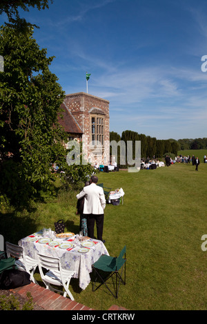 Les personnes ayant un pique-nique sur le gazon à l'opéra de Glyndebourne Festival, Lewes, dans le Sussex UK Banque D'Images