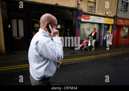 Nick Leeson, l'ancien banquier connu sous le nom de la Barings Rogue Trader vu dans une rue de Galway, Irlande. Banque D'Images