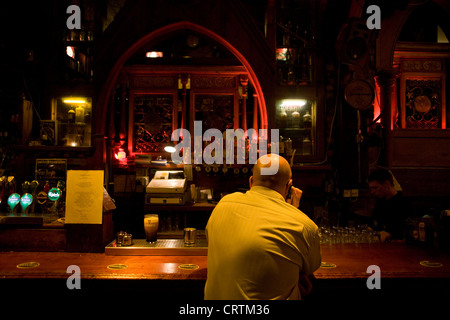 Nick Leeson, l'ancien banquier connu sous le nom de la Barings Rogue Trader vu dans un bar à Galway, en Irlande. Banque D'Images