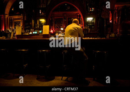 Nick Leeson, l'ancien banquier connu sous le nom de la Barings Rogue Trader vu dans un bar à Galway, en Irlande. Banque D'Images