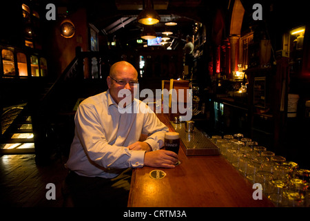 Nick Leeson, l'ancien banquier connu sous le nom de la Barings Rogue Trader vu dans un bar à Galway, en Irlande. Banque D'Images